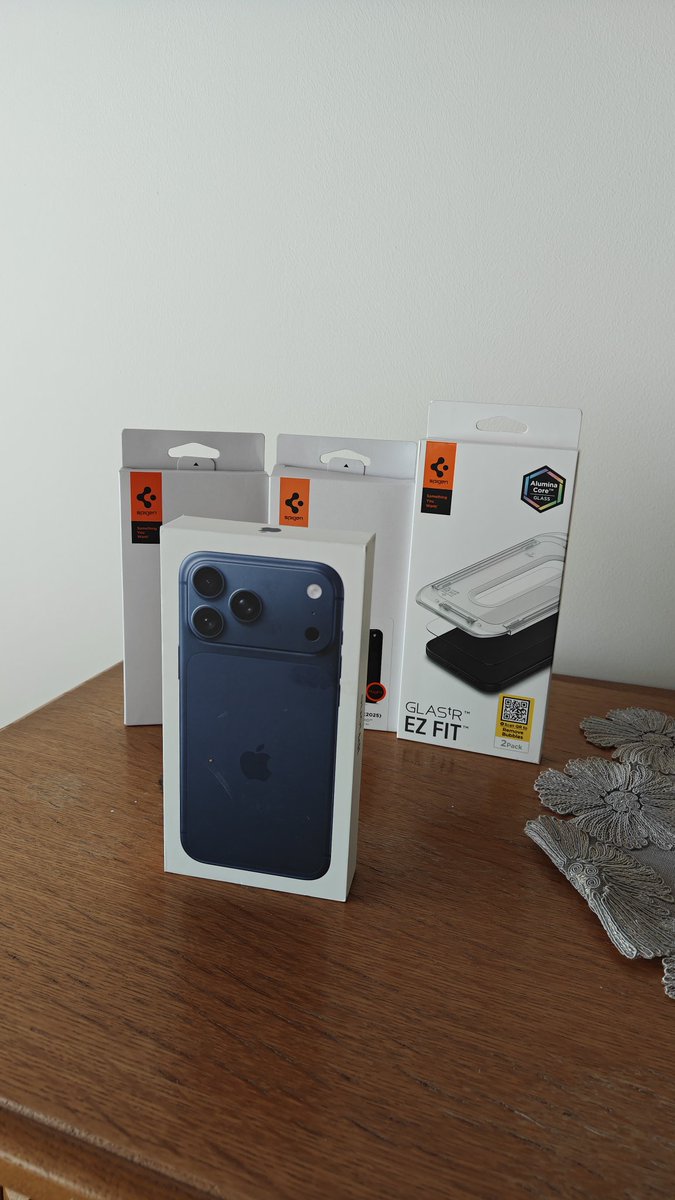 acarzeyd's tweet image. Ülkemizde 120.000 TL bandında satılan telefonu Almanya’dan 1.350€’ya aldım. Vergi iadesi sonrası 1.113€’ya, yani yaklaşık 59.000 TL’ye geliyor. Fiyat avantajı var ama iş deneyime gelince bende ilerleme değil gerileme hissi bıraktı.

2 yıl aradan sonra “iPhone’a geri döneyim,