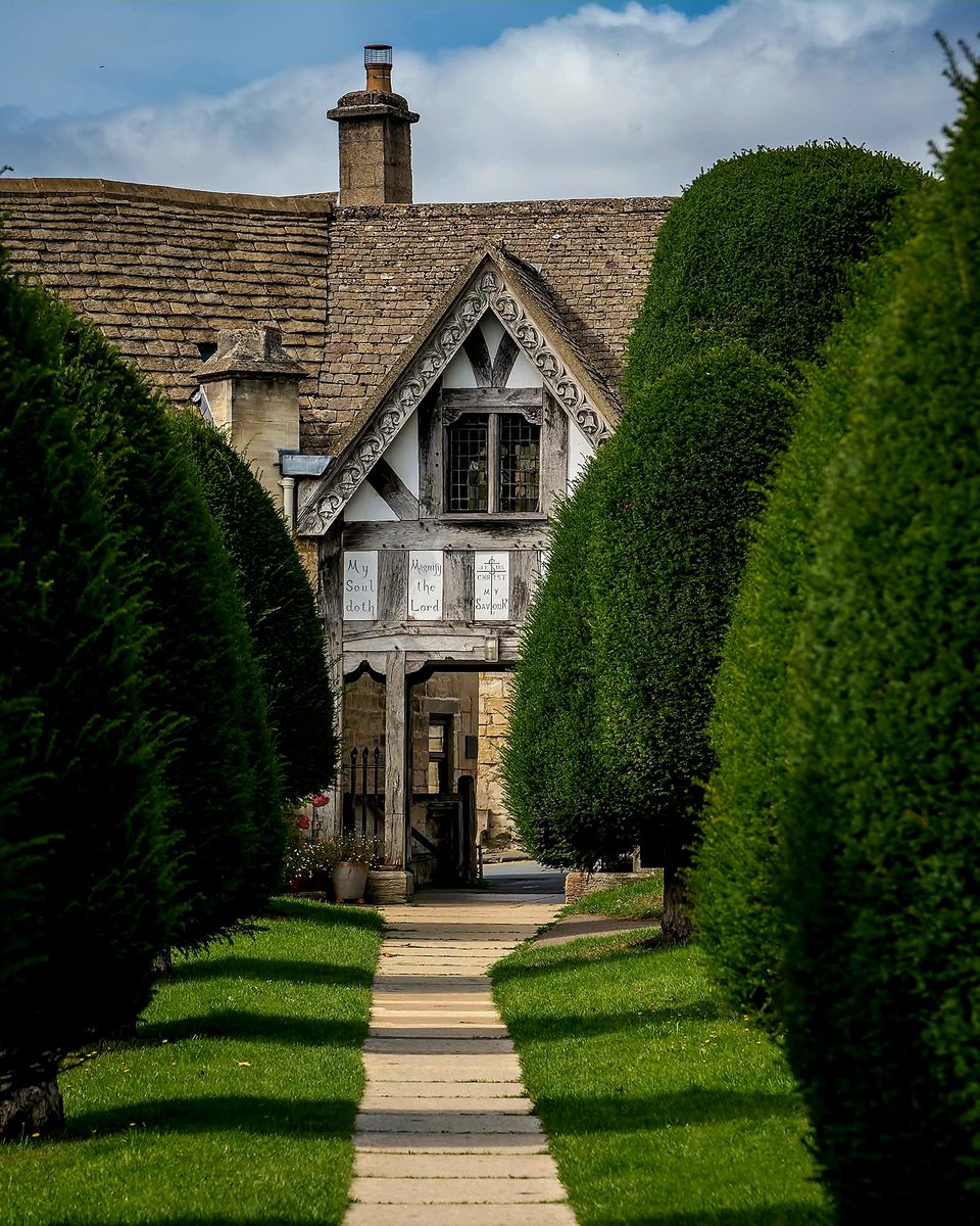 English Cottages tweet media