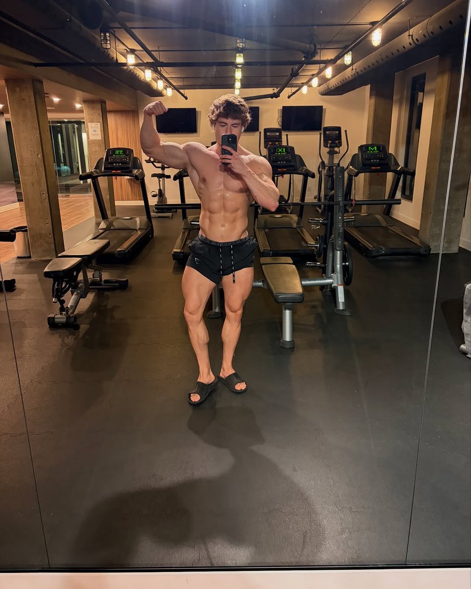 MasterZach6x's tweet image. Gym flex for broke cashfags.
These biceps own your wallet.
#findom #cashmaster