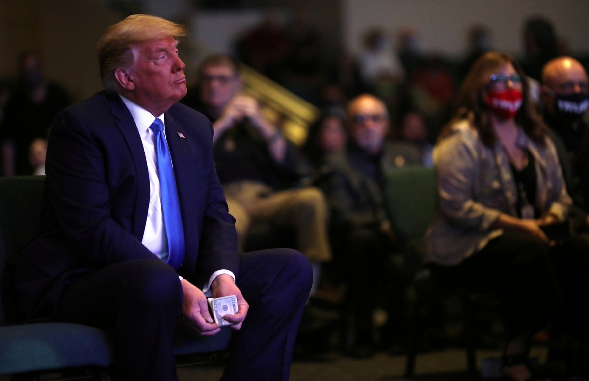 mk_mahmutkar's tweet photo. Amerikan efsanesi...

"İran'da bu gece bütün bir medeniyet yok olacak." diyerek ahkam kesen Trump, hiçbir şey yapamadı ve kuklası Şahbaz Şerif ile daha önceden planlanmış kurtarma hamlesini devreye sokmak zorunda kaldı.

Pakistan Başbakanı  efendisini düştüğü çukurdan çıkarmak için "Trump'tan süreyi iki hafta uzatmasını içtenlikle rica ediyorum." dedi. İran ise ateşkesin kabulü ve Hürmüz Boğazı'nın açılması için, "İsrail"in Lübnan'daki saldırılarını durdurması, yaptırımların kaldırılması, yeniden bir Amerikan saldırganlığının olmayacağı garantisi ve yok edilen alt yapının yeniden imar edilmesini içeren 10 maddelik şart koştu.

Trump, Hürmüz Boğazı ve petrole çökeceğim derken elinde avucunda kalan üç beş dolar ile kaldı. İşgalci İsrail ile birlikte İran'a yönelik başlattığı savaşta ABD'nin eli bugün 28 Şubat öncesinden daha zayıf bir durumda. ABD'nin devasa askeri gücünün hiçbir işe yaramadığı görülmüş oldu. Haraca bağladığı bölgedeki Arap rejimlerini koruyamaması da güvenirliğini yitirdi. Çin'i kuşatma stratejisi gereği yaptığı bu hamle işe yaramadığı gibi Ukrayna savaşı yıprattığı Avrupa'nın kendi stratejik çıkarlarının yanında tavır almasına zemin hazırladı. 

İran'a gelince; 1979'dan bugüne ABD ile kurduğu bölgesel çıkar ortaklığının kendisine hiçbir şey kazandırmadığını görmüş oldu. İran, 40 gündür devam eden bu savaşı doğru okuyarak adımlar atarsa eğer Amerikan yörüngesinden kurtulmuş olur. ABD ve Batı'nın yaptırımlarına rağmen imkanlar nispetindeki askeri kapasitesini sınırlı şekilde kullanan İran, ABD'nin tehdit ve baskılarına direnebildi ve ABD'nin yenilmez olduğu efsanesi çöktü. İran'ın ABD yörüngesinden kurtulup bu avantajını bağımsızlığa taşıması bile mümkün.  

Bu durum Suriye başta olmak üzere, Türkiye ve körfez ülkeleri için bir ibret vesikası olmalıdır. Bölgedeki ülkelerin bu güne kadar Amerika ile kurduğu stratejik ittifak ve dostluk, hiçbir zaman Müslümanların lehine olmamıştır. Ortadoğu çok stratejik bir bölgedir ve bu stratejik üstünlük ABD'nin değil Müslümanların lehine kullanılmalıdır. İran-ABD savaşında Hürmüz Boğazı'nın rolü bunun apaçık göstergesidir.

Dolayısıyla bugün işgalci varlık İsrail ve efendisi Amerika'nın saldırganlığının sebebi bölgedeki ülkelerin askeri ve ekonomik yetersizliği değildir aksine asıl sebep siyasi zafiyettir. Kıt imkanlara ve ablukaya rağmen Gazze'de 2 yıl boyunca devam eden direnişi gören birinin hala daha bölgedeki ülkelerin ekonomik ve askeri güçsüzlüğünü bahane etmesi işte bu zafiyeti beslemektedir. 

Amerikan efsanesi çökmüştür, mesele bu çöküşü görmek ve İslam'ın fikri ve siyasi gücü olan Hilafet'e yaslanmaktır. İslam ümmetinin bu güç ile tarihte neler yaptığı herkesin malumudur ve ümmet o tarihi geçmişini asla unutmamıştır. Müslüman halkların sınırlara yürümesi bu gücün varlığına işarettir, yeniden hakim olacağının da göstergesidir.