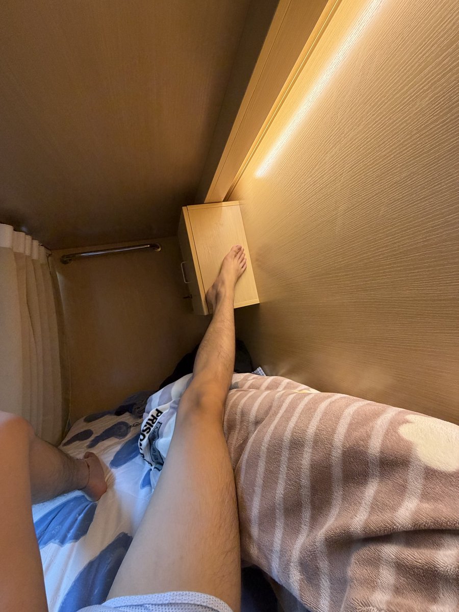 cb315315's tweet photo. 已到深圳青旅，没人和我玩，只能自己打飞机了，憋了几天，射🐍了很多，可惜没有人来吃掉 https://t.co/KddqVm3f87