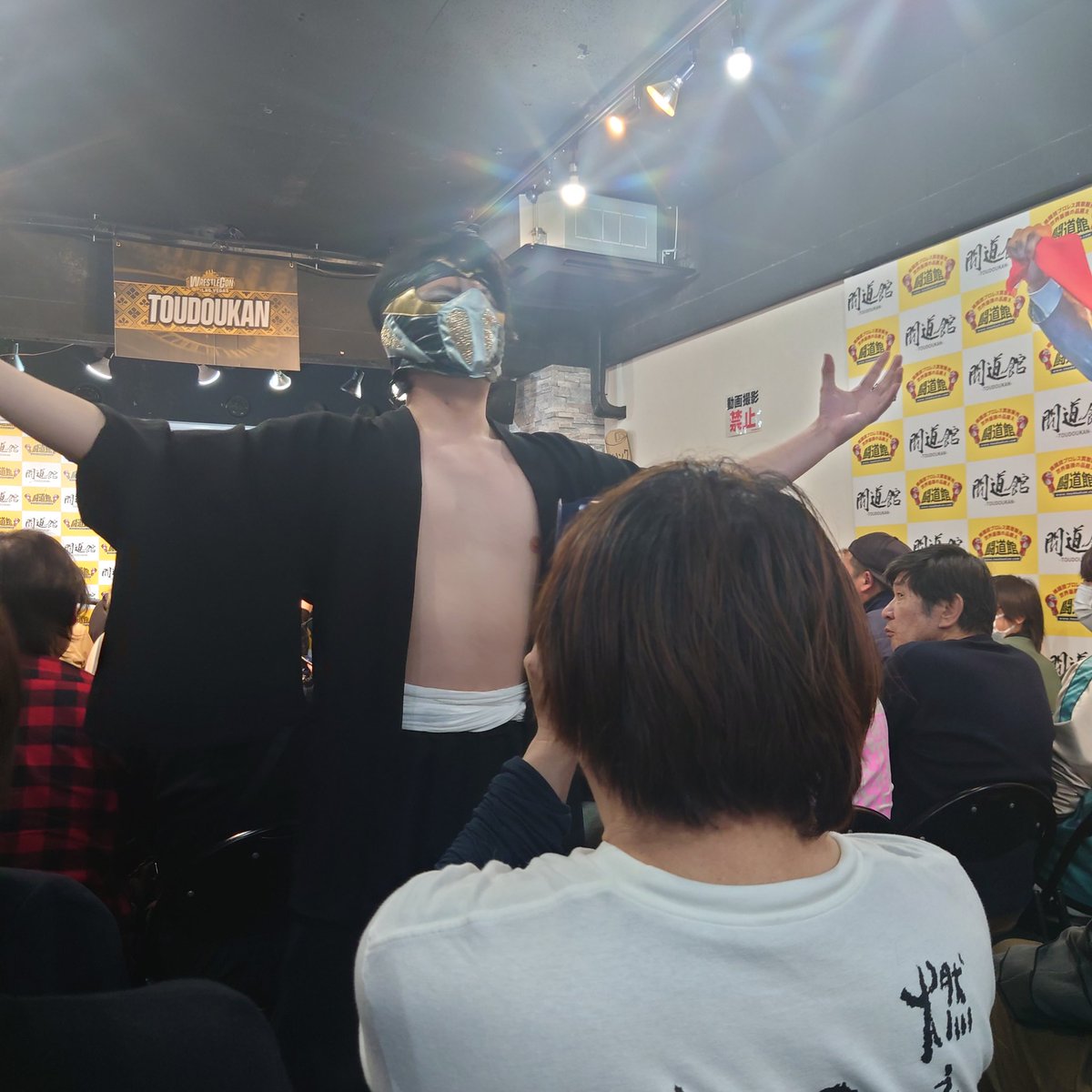 gggotou510's tweet photo. マスクマン対ハウスオブカーチャン（笑）
マスクマンチーム勝ったのにマスク剥がされてしまいました💦
今回は厳重にマスクしてた見えっちゃタイガーマスクだったのに😂
スタンプ押しときますw

#SUGAMOプロレス
#お笑いプロレス
#似せ者プロレス
#見えっちゃタイガーマスク
#ヤヤブサ
#成田連
#bEVIL https://t.co/uJVLptWBsF