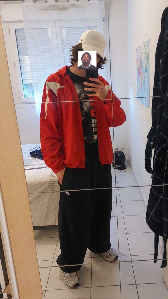 NivelNVL's tweet image. Me vs my art 👉👈

NB pour le Soulja News : photos par @jroockie_ et textes + code barre par @keepgoinraph