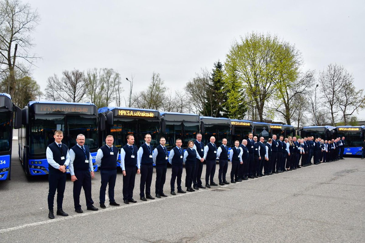 krakow_pl's tweet photo. #Krakow #NoweAutobusy #Solaris #autobusy #ZajezdniaBienczyce #NowaHuta 
48 nowych autobusów będzie wozić Krakowian!
35 to standardowe autobusy miejskie o długości 12 metrów a 13 to pojazdy typu midi o długości 10,5 metra. Wszystkie są wyposażone w silniki Euro 6, klimatyzowane, niskopodłogowe, dostępne dla osób ze szczególnymi potrzebami.

Pierwsze autobusy wyjechały w trasę już dziś, docelowo będą obsługiwać kilkanaście linii, a część ich tras prowadzi przez Nową Hutę. Ich prezentacja odbyła się w nowohuckiej zajezdni Bieńczyce.
📷 Miejskie Przedsiębiorstwo Komunikacyjne w Krakowie
https://t.co/CA3fGLbUJb