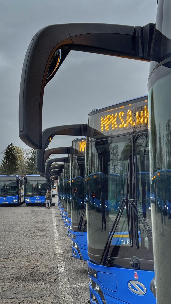 krakow_pl's tweet photo. #Krakow #NoweAutobusy #Solaris #autobusy #ZajezdniaBienczyce #NowaHuta 
48 nowych autobusów będzie wozić Krakowian!
35 to standardowe autobusy miejskie o długości 12 metrów a 13 to pojazdy typu midi o długości 10,5 metra. Wszystkie są wyposażone w silniki Euro 6, klimatyzowane, niskopodłogowe, dostępne dla osób ze szczególnymi potrzebami.

Pierwsze autobusy wyjechały w trasę już dziś, docelowo będą obsługiwać kilkanaście linii, a część ich tras prowadzi przez Nową Hutę. Ich prezentacja odbyła się w nowohuckiej zajezdni Bieńczyce.
📷 Miejskie Przedsiębiorstwo Komunikacyjne w Krakowie
https://t.co/CA3fGLbUJb