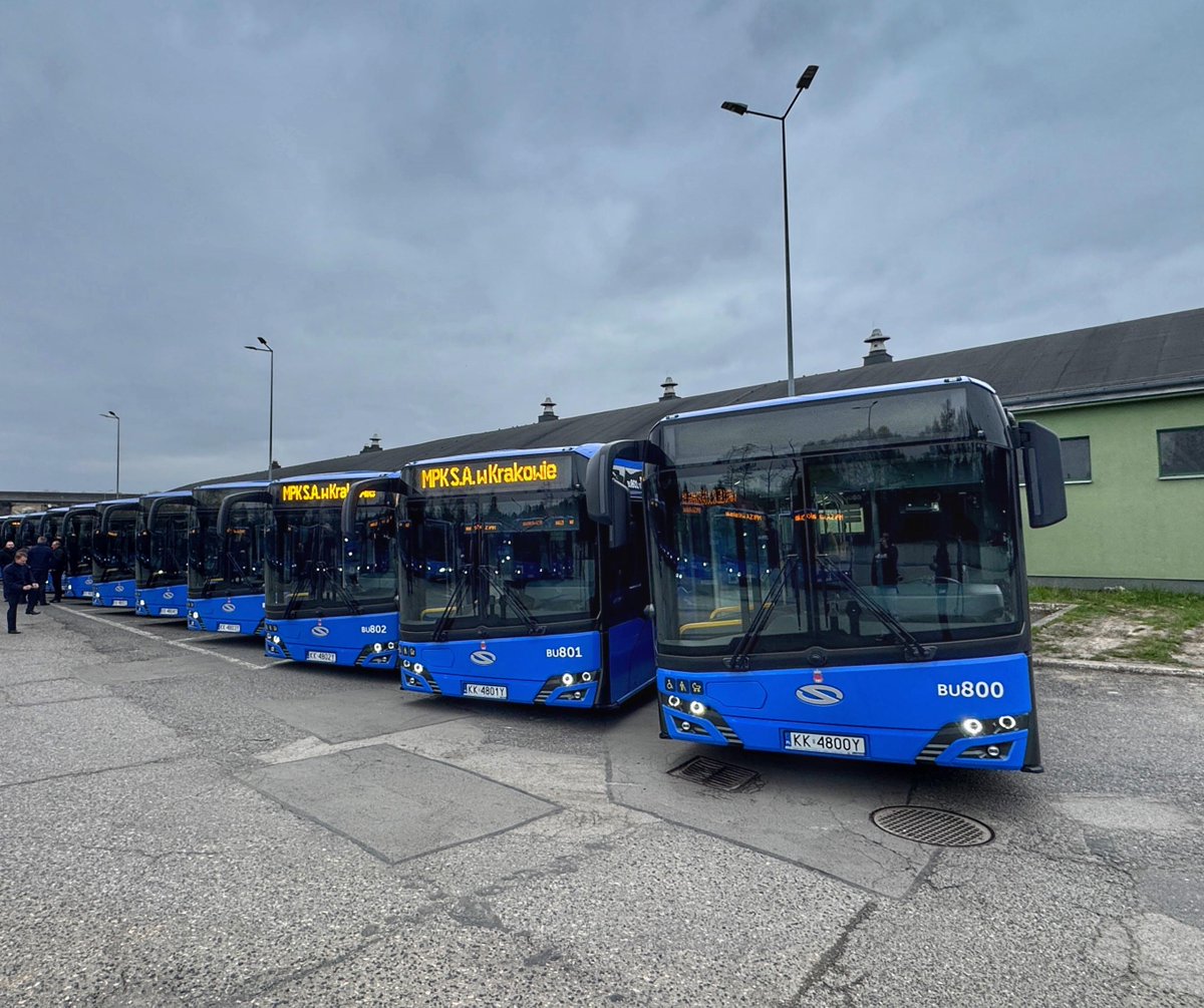 krakow_pl's tweet photo. #Krakow #NoweAutobusy #Solaris #autobusy #ZajezdniaBienczyce #NowaHuta 
48 nowych autobusów będzie wozić Krakowian!
35 to standardowe autobusy miejskie o długości 12 metrów a 13 to pojazdy typu midi o długości 10,5 metra. Wszystkie są wyposażone w silniki Euro 6, klimatyzowane, niskopodłogowe, dostępne dla osób ze szczególnymi potrzebami.

Pierwsze autobusy wyjechały w trasę już dziś, docelowo będą obsługiwać kilkanaście linii, a część ich tras prowadzi przez Nową Hutę. Ich prezentacja odbyła się w nowohuckiej zajezdni Bieńczyce.
📷 Miejskie Przedsiębiorstwo Komunikacyjne w Krakowie
https://t.co/CA3fGLbUJb