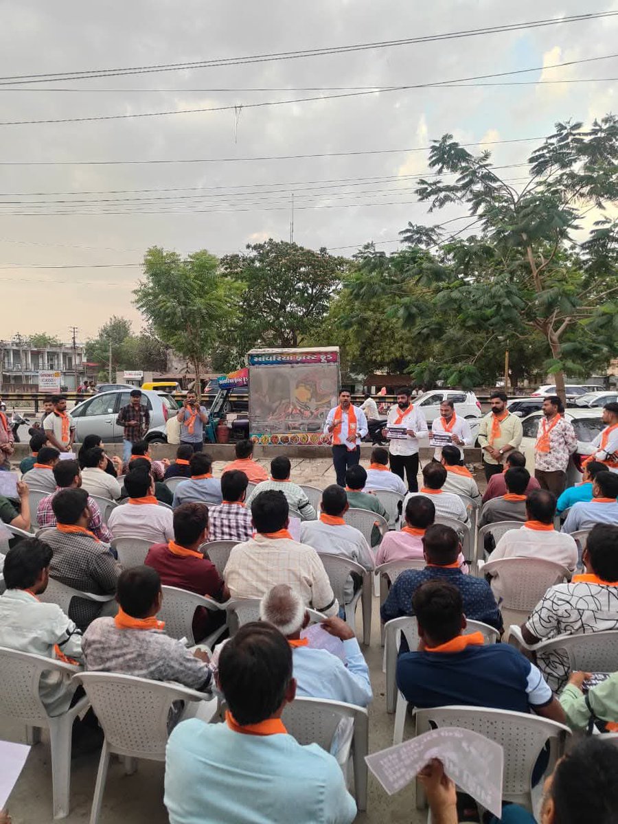 કોંગ્રેસ અધ્યક્ષ મલ્લિકાર્જુન ખડગે દ્વારા ગુજરાતની જનતાને 'અભણ' અને 'મૂર્ખ' કહેવા બદલ સાણંદ ખાતે કાર્યકર્તાઓ દ્વારા 'મૌન ધરણા' યોજી વિરોધ પ્રદર્શિત કરવામાં આવ્યો. 

ગુજરાતની અસ્મિતા સાથે રમત કરનારાઓને જનતા ક્યારેય માફ નહીં કરે!

#માફી_માંગે_કોંગ્રેસ