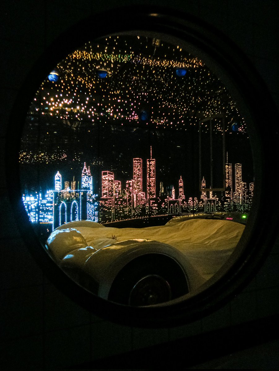 ホテルXO(岡山) 215号室 

ベンツベッド🚗
天井のきらきらがずっと動いてて綺麗すぎた✨
お風呂場の丸窓も可愛い🪟