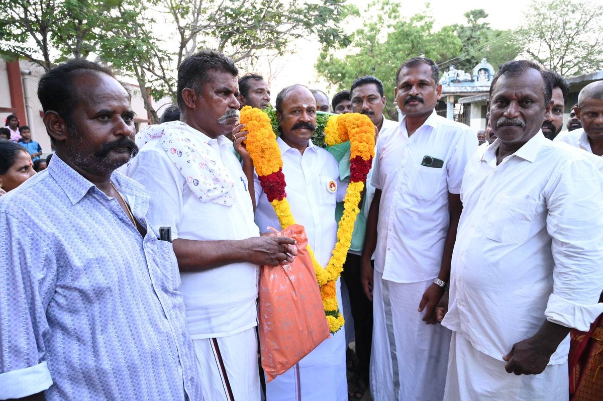 thondan's tweet photo. சிவகங்கை மாவட்டம் - திருப்பத்தூர் சட்டமன்ற தொகுதி, சுண்ணாம்பிருப்பு , சின்ன கொழிஞ்சிபட்டி மற்றும் குண்டேந்தல்பட்டி ,பிராமணம்பட்டி,திருக்கோஷ்டியூர்  ,வைரவன்பட்டி ,தானிப்பட்டி , காட்டாம்பூர் உள்ளிட்ட திருப்பத்தூர் தெற்கு ஒன்றிய பொது மக்களை சந்தித்து கழகத் தலைவர், மாண்புமிகு தமிழ்நாடு முதலமைச்சர் தளபதி திரு.M. K. Stalin அவர்கள் தலைமையிலான திராவிட மாடல் அரசின் சாதனைகளையும், 2026 கழக தேர்தல் வாக்குறுதிகளையும் எடுத்துரைத்து மதச்சார்பற்ற ஜனநாயக முற்போக்கு கூட்டணியின் வெற்றி சின்னமாம் உதயசூரியன் சின்னத்திற்கு வாக்கு சேகரித்து, மக்களின் அன்பையும், ஆதரவையும் பெற்றார்  தொகுதியின் காவலர் ,  மாண்புமிகு அமைச்சர் KR.பெரியகருப்பன் . 
இந்நிகழ்ச்சியில், கழக நிர்வாகிகள் மற்றும் மதச்சார்பற்ற ஜனநாயக முற்போக்கு கூட்டணியின் நிர்வாகிகள், உள்ளாட்சிப் பிரதிநிதிகள், கழக மூத்த முன்னோடிகள், கழக உடன்பிறப்புகள் பெருந்திரளாக கலந்து கொண்டனர்.
#ஸ்டாலின்_தொடரட்டும்
#தமிழ்நாடு_வெல்லட்டும்
#VoteForDMK
#SivagangaiDMK