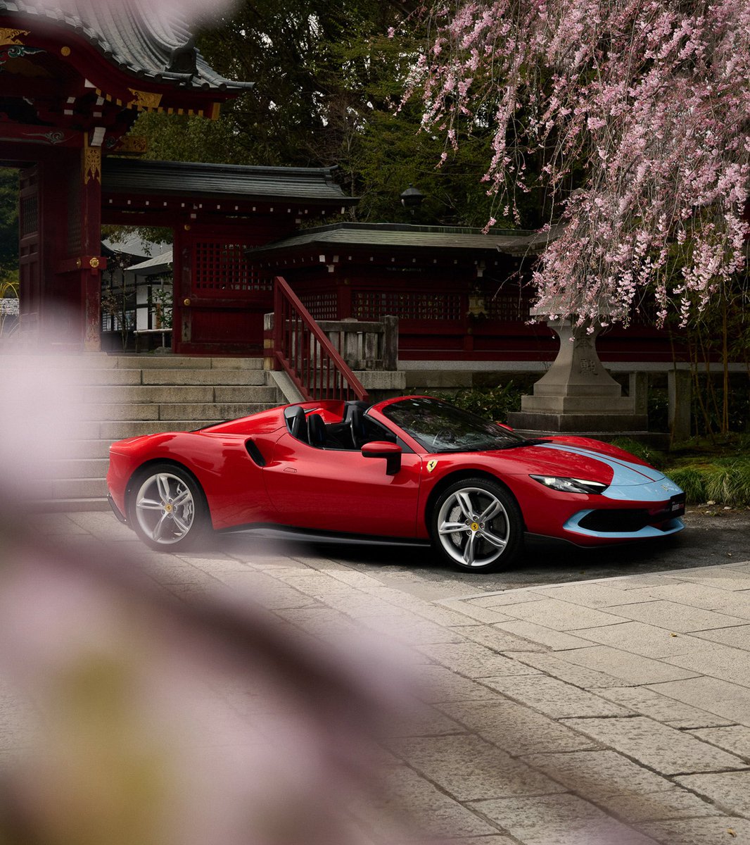 FerrariJPN's tweet image. 日本情緒が息づく桜景色の中で、ひときわ際立つ #Ferrari296GTS #AssettoFiorano

#Ferrari