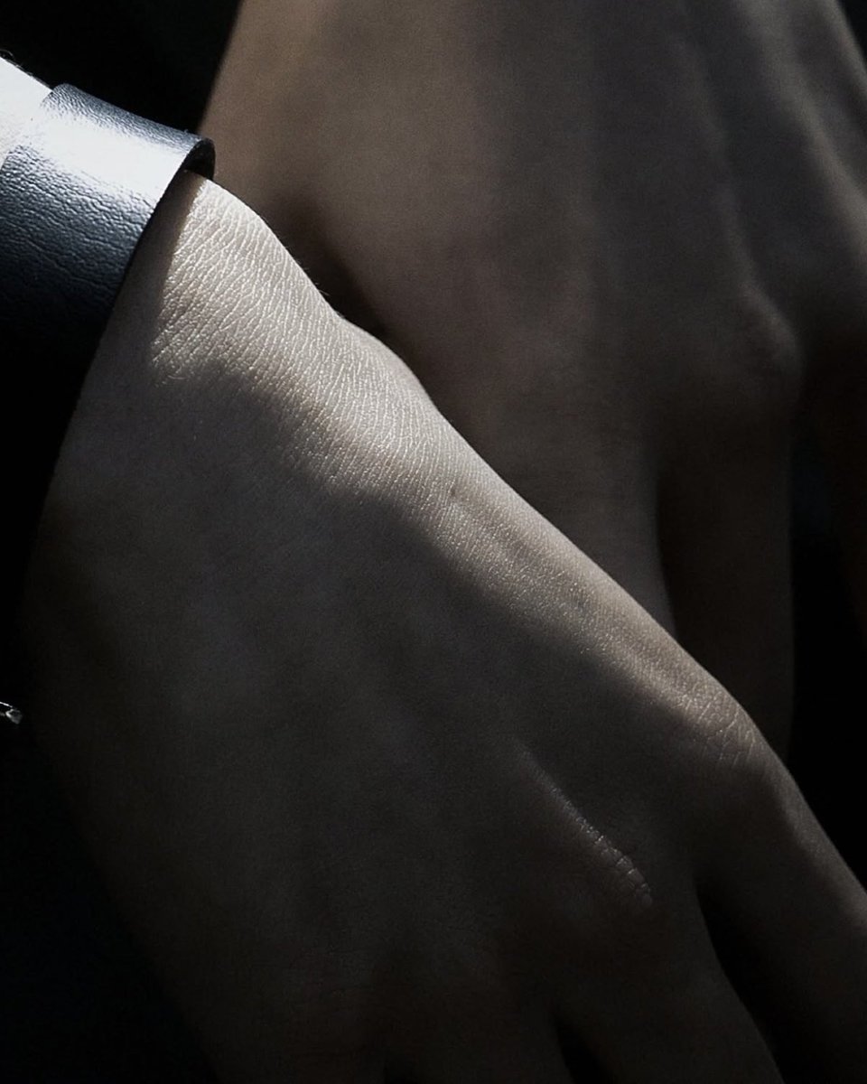 seungulls's tweet photo. Making the fandom horny with his hands 😭😭😭😭😭 https://t.co/GbEYi4b3KZ