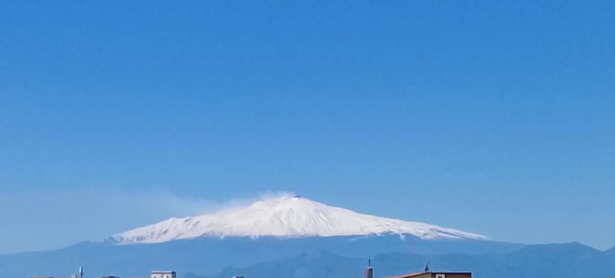 L'Etna ci tiene a ricordarci che ancora è presto per il cambio stagione.