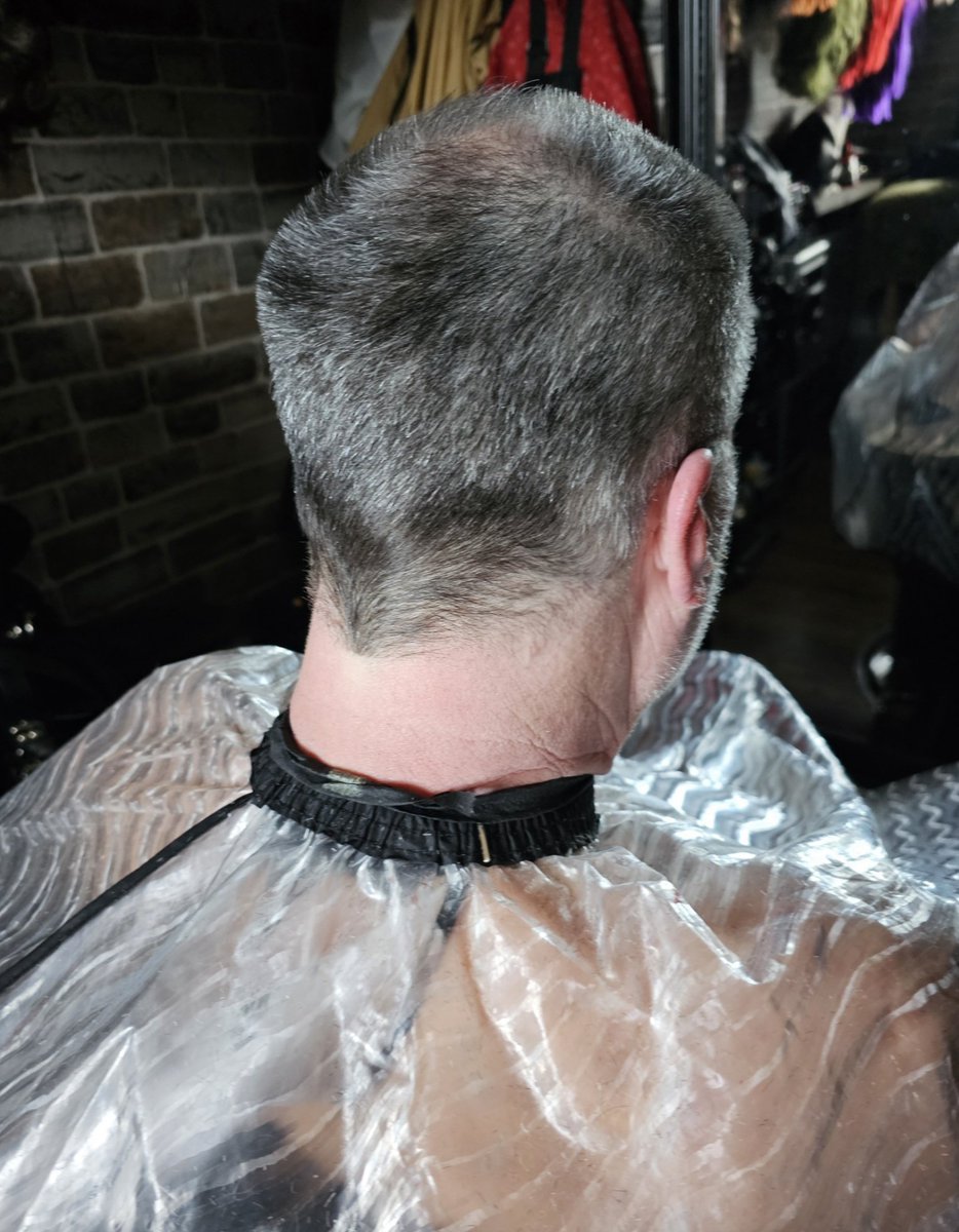 UniqueMl20's tweet image. Good morning my little flowers 💐 #Plastic #hairdressingcape is not really appropriate for the type of weather we are experiencing right now🥵 its warm but im not complaining 😁🌤