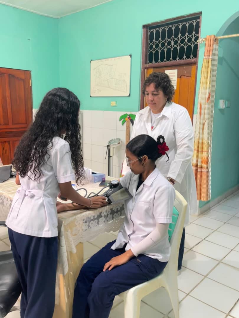 La Educación en el trabajo constituye pilar de la enseñanza y la Dra Damaris Gonzales EspMGI de #APSDili de #BMCTL🇨🇺🇹🇱 instruye a estudiantes de 2do año #ESM en la técnica correcta para toma de la presión arterial,por un enfoque formativo de excelencia 
#CubaCoopera
#CubaVencerá