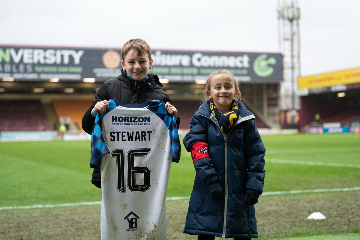 FalkirkfcSS's tweet image. On Saturday @FalkirkfcSS mascots Maia &amp;amp; Ollie’s day got even better as they walked away with some very special items from @Brad_Spencer &amp;amp; @BarneyStewart04 

📸 @rubyadamphoto

#HaveYourSay #BackTheFSS #COYB