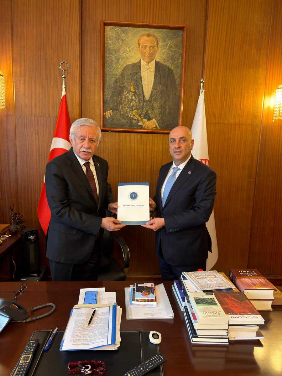 ankara2barosu's tweet photo. Baro Başkanımız Av. Gökhan Ağdemir, Türkiye Büyük Millet Meclisi Başkanvekili ve İstanbul Milletvekili Celal Adan’ı Türkiye Büyük Millet Meclisi’nde ziyaret etti.

Görüşmede, 12. Yargı Paketi düzenlemeleri kapsamında 
•Avukatlara Ücretsiz Silah Ruhsatı Hakkı tanınmasını ile 
•Kamu Avukatlarının Özlük Haklarını güçlendirmeye yönelik hazırlanan düzenlemeyi içeren çalışma dosyası Celal Adan’a takdim edilerek değerlendirilmelerde bulunuldu.

Celal Adan’a nazik kabulleri, ilgileri ve destekleri için teşekkür ederiz.