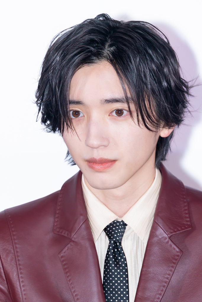 Min73946608's tweet photo. #道枝駿佑(#なにわ男子)× #生見愛瑠
主演映画「#君が最後に遺した歌」(3月20日に日本公開)
4月1日からの韓国公開に合わせて4月3日から4月5日にかけて舞台挨拶&記者会見などプロモーションが現地で実施された
舞台挨拶に登場した道枝、第2弾
中国の記者が撮影した。
『#今夜世界からこの恋が消えても』の原作などで知られる一条岬の小説を、同作でも組んだ #三木孝浩 監督と #道枝駿佑 の主演により映画化。詩を書くのが好きな男子高生と文字の読み書きが困難なクラスメートの女子高生が、二人で歌を作る中で心を通わせていく物語。歌唱と作曲の才能を持つクラスメートを『モエカレはオレンジ色』などの #生見愛瑠 が演じるほか、#岡田浩暉、#野間口徹、#宮崎美子、#萩原聖人 らが共演。#日本映画 #予告編 #舞台挨拶