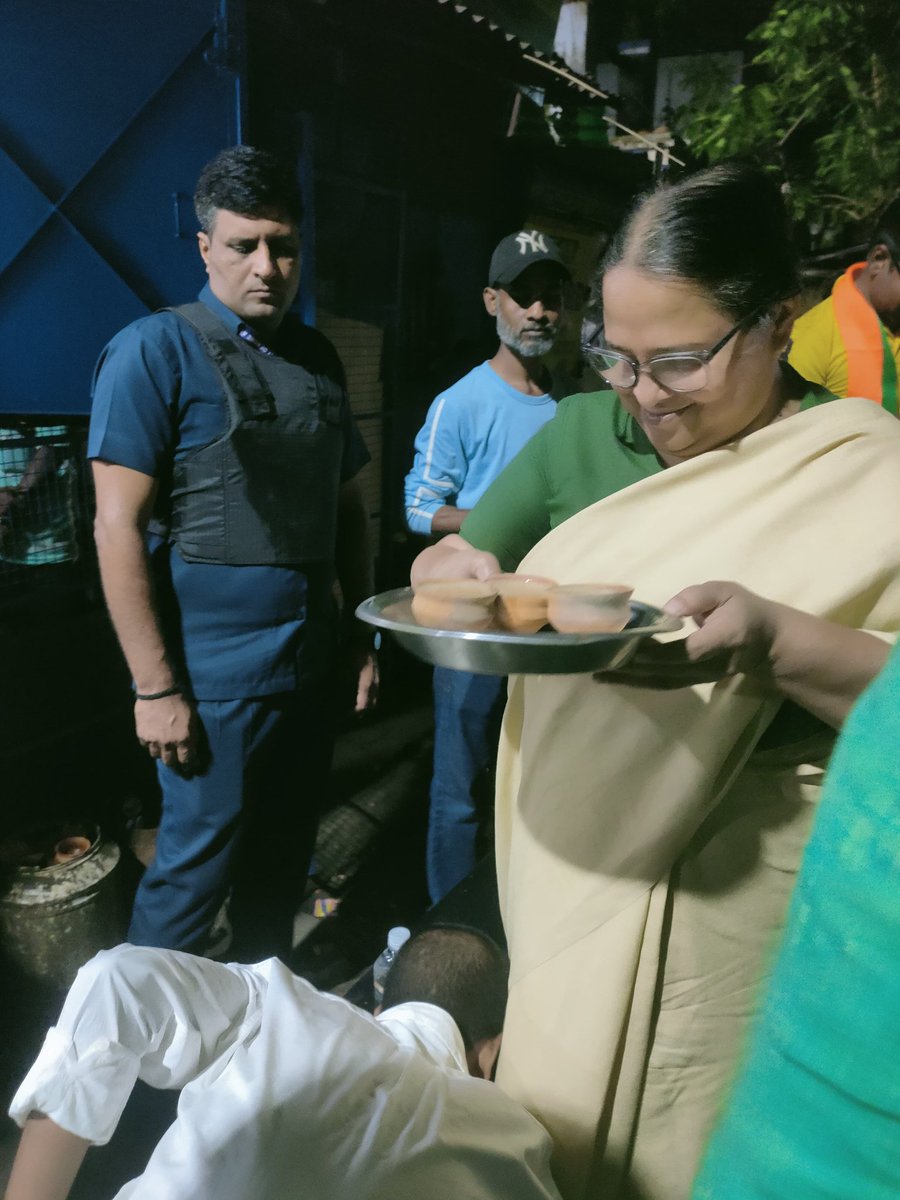 sreerupa_mitra's tweet image. Late night #ChaiPeCharcha at sensitive ward no 82 of #Bhabanipur Assembly of #Kolkata, held fort by Mayor Firhad Hakim for 26 years. In 2026, the gleaming eyes of the area seeking change.