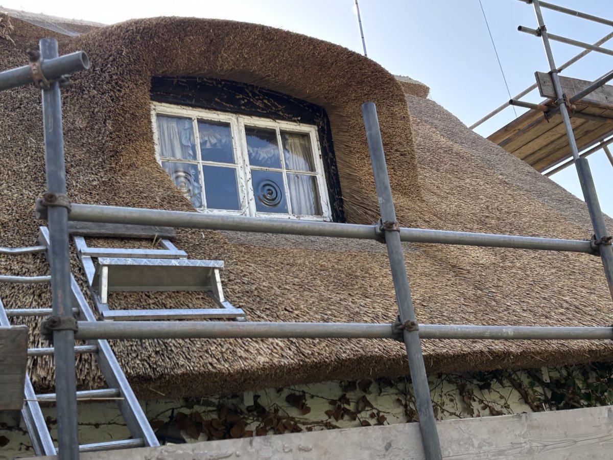 masterthatcher2's tweet image. Before and after photos of this window thatch in #Hale #Manchester. Removing the ivy etc was a job in itself. Pleasing to see the outcome, and for the new owners to see out of the window again! #Thatching.
