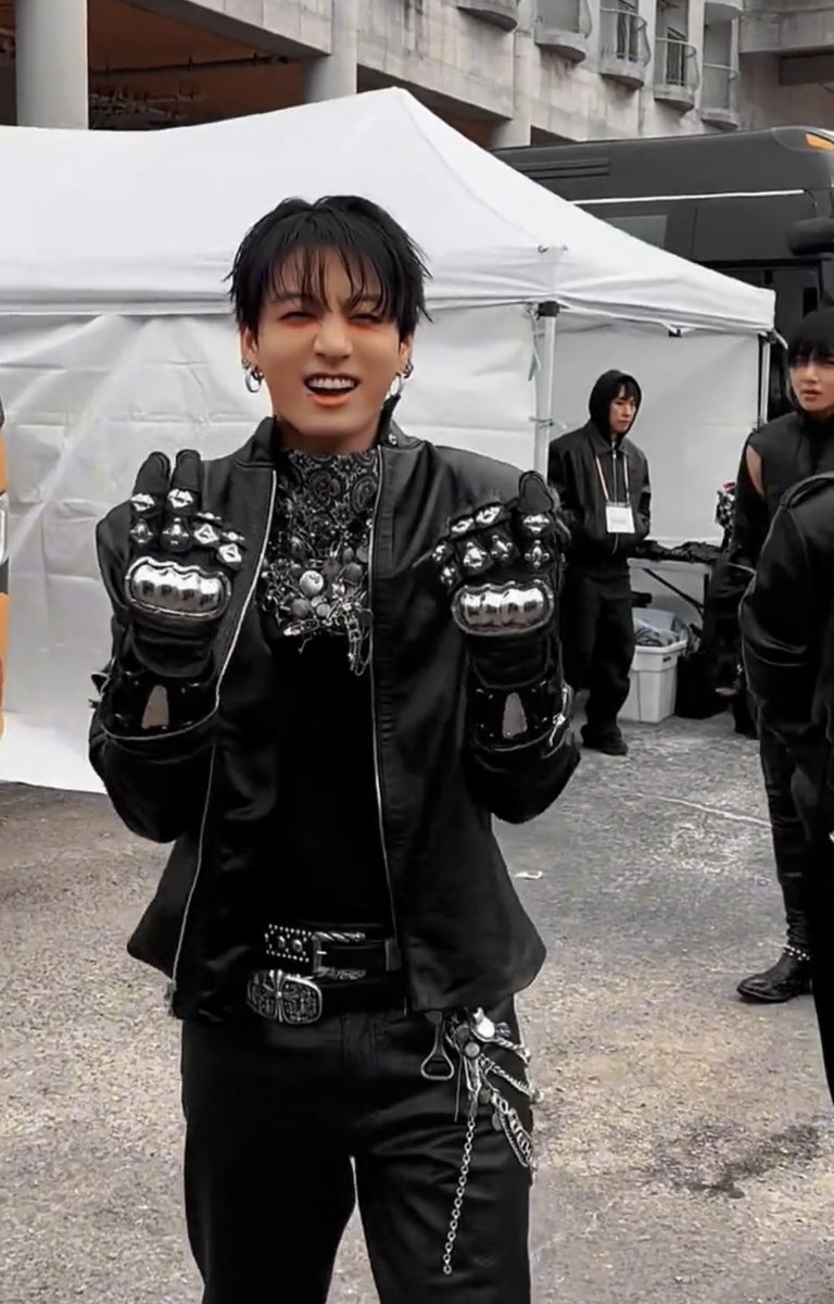 hooligan tweet media