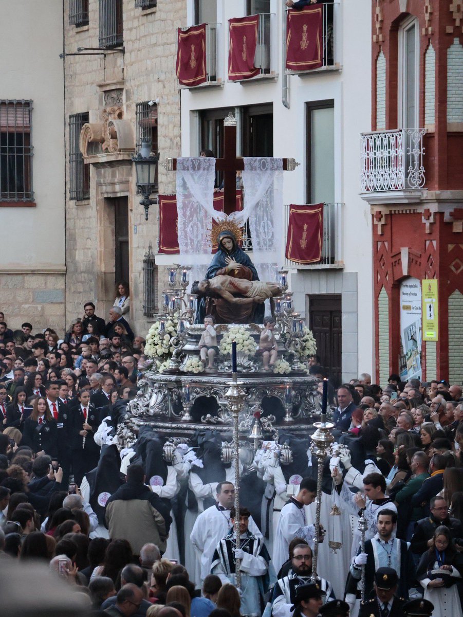 Buenamuertejaen's tweet photo. #MiércolesdeBuenaMuerte

“En tu Buena Muerte nos abriste el camino a la vida eterna para que, unidos a tu cruz, renazcamos contigo en la luz gloriosa de la resurrección”.

Hace una semana vivimos el Miércoles Santo.

📷 Jorge Cárdenas Cancio https://t.co/g2elrh83W2