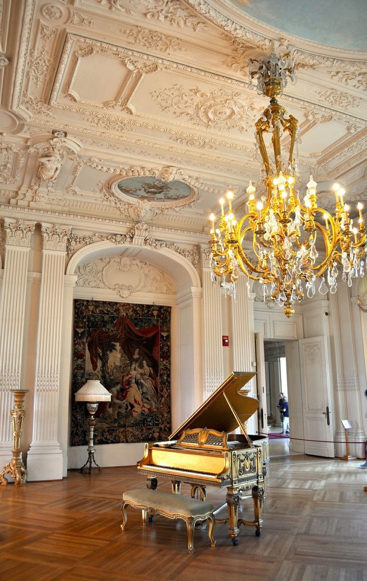 gietzschean's tweet photo. Aristocratic elegance https://t.co/35VLaHD0hV