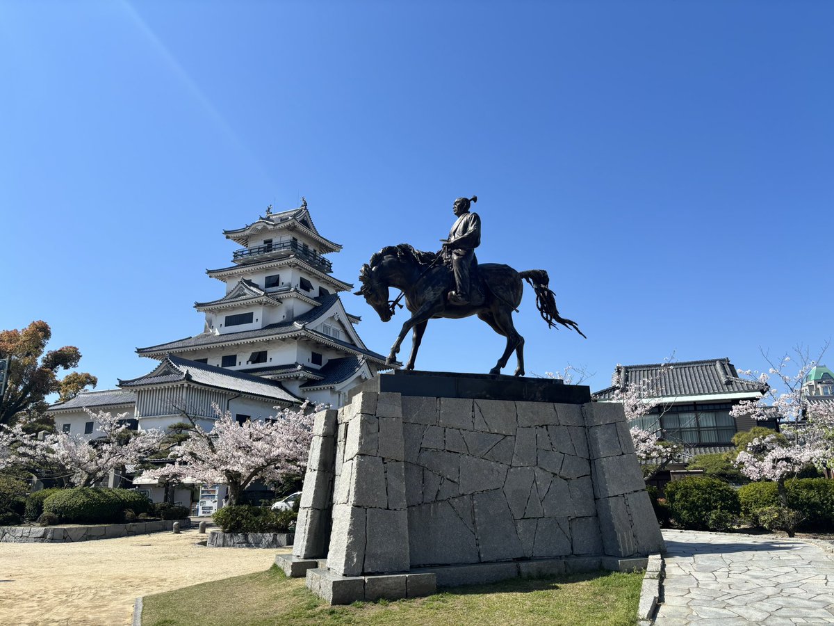 satosukeeeee's tweet photo. 今治の街を歩いて今治港まで行ってみる
まだ街は眠りの中なのかな？
すごい静かでした
今治港で瀬戸内の海を眺め今治城へ
今治城を見学しセンスの良い写真を撮って名物の焼豚玉子飯をいただきました
城は門の分厚さと梁の太さが毎回気になる年頃
城はいいよな
うんうん
松山まで戻るか https://t.co/RGmp929yCB