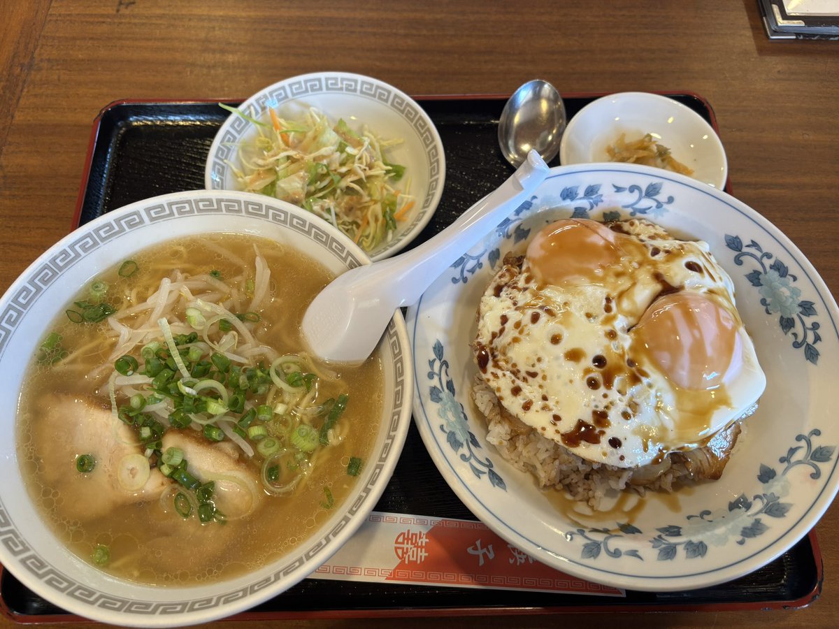 satosukeeeee's tweet photo. 今治の街を歩いて今治港まで行ってみる
まだ街は眠りの中なのかな？
すごい静かでした
今治港で瀬戸内の海を眺め今治城へ
今治城を見学しセンスの良い写真を撮って名物の焼豚玉子飯をいただきました
城は門の分厚さと梁の太さが毎回気になる年頃
城はいいよな
うんうん
松山まで戻るか https://t.co/RGmp929yCB