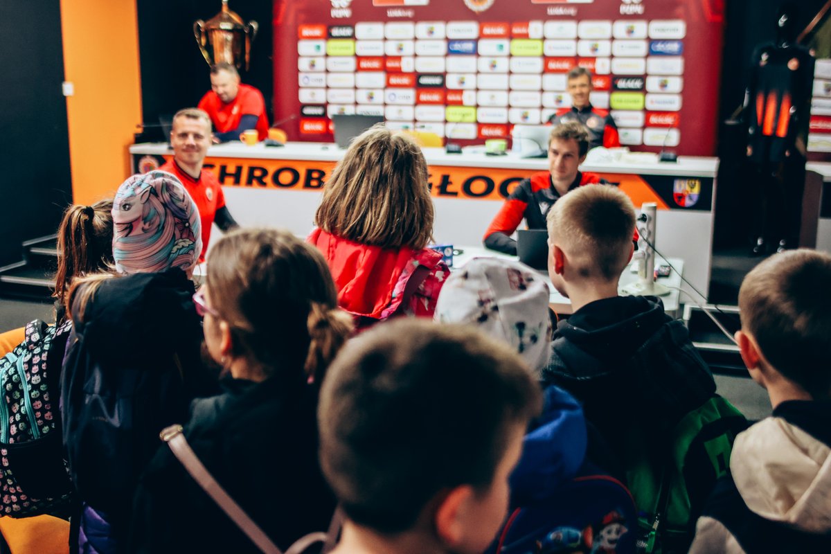 ChrobryGlogowSA's tweet photo. Kolejne grupy dzieci miały okazję potrenować na #WS3 i zwiedzić stadion Chrobrego. We wtorek gościliśmy maluchy z Przedszkola Publicznego nr 13, a w środę uczniów Szkoły Podstawowej nr 10 🐯 https://t.co/I6NRasQM2v