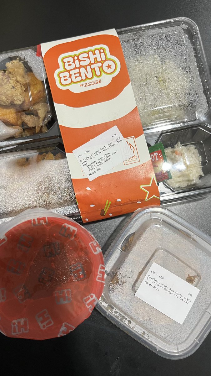 timiro_hamtaro's tweet photo. Akhirnya karna mutual ku kasih saran cobain Hangry jadi ku coba deh, tp karna banyak banget dan bingung pilih yg mana aku coba Bishi Bento ini karna udah komplit ada protein dan juga sayur nyaa,nasi ya itu loh ada ijo ijo nya https://t.co/nw0SgIH4V9