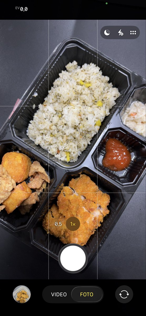 timiro_hamtaro's tweet photo. Akhirnya karna mutual ku kasih saran cobain Hangry jadi ku coba deh, tp karna banyak banget dan bingung pilih yg mana aku coba Bishi Bento ini karna udah komplit ada protein dan juga sayur nyaa,nasi ya itu loh ada ijo ijo nya https://t.co/nw0SgIH4V9