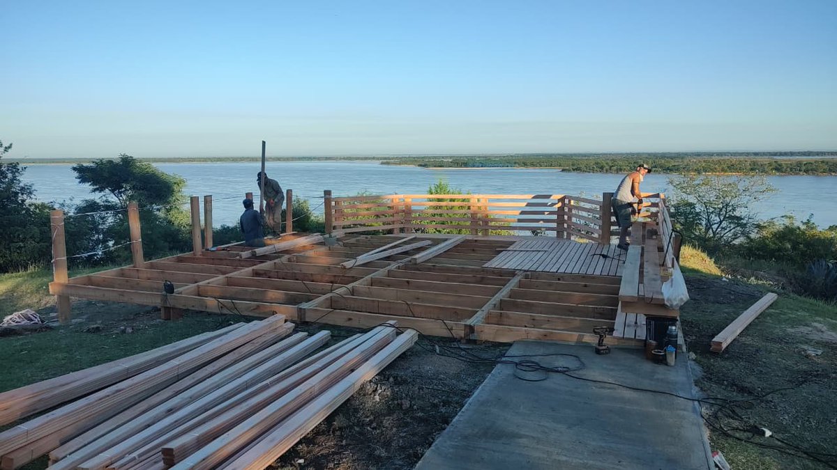 Así llevamos adelante la construcción de un nuevo mirador en las inmediaciones del Parque La Hoya, ubicado en uno de los sectores más privilegiados para disfrutar de una vista panorámica del río Paraná, sus islas y los distintos espacios turísticos de la zona.