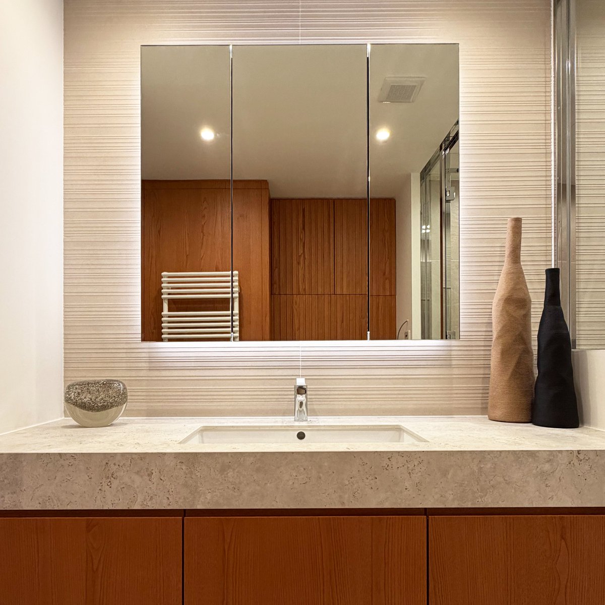 wailea_interior's tweet photo. バスルームに繋がりをもたせた洗面化粧台。空間を広く見せる為にお風呂場と同材の壁材を採用し、ドア材もガラス仕様に。
https://t.co/f1hohRtl6x
#新築 #注文住宅 #デザイン住宅 #リノべーション #リフォーム #インテリアデザイン #洗面所 #洗面台 #造作洗面台 #オーダー洗面台 #デクトン #dekton https://t.co/GTP1swVYQG