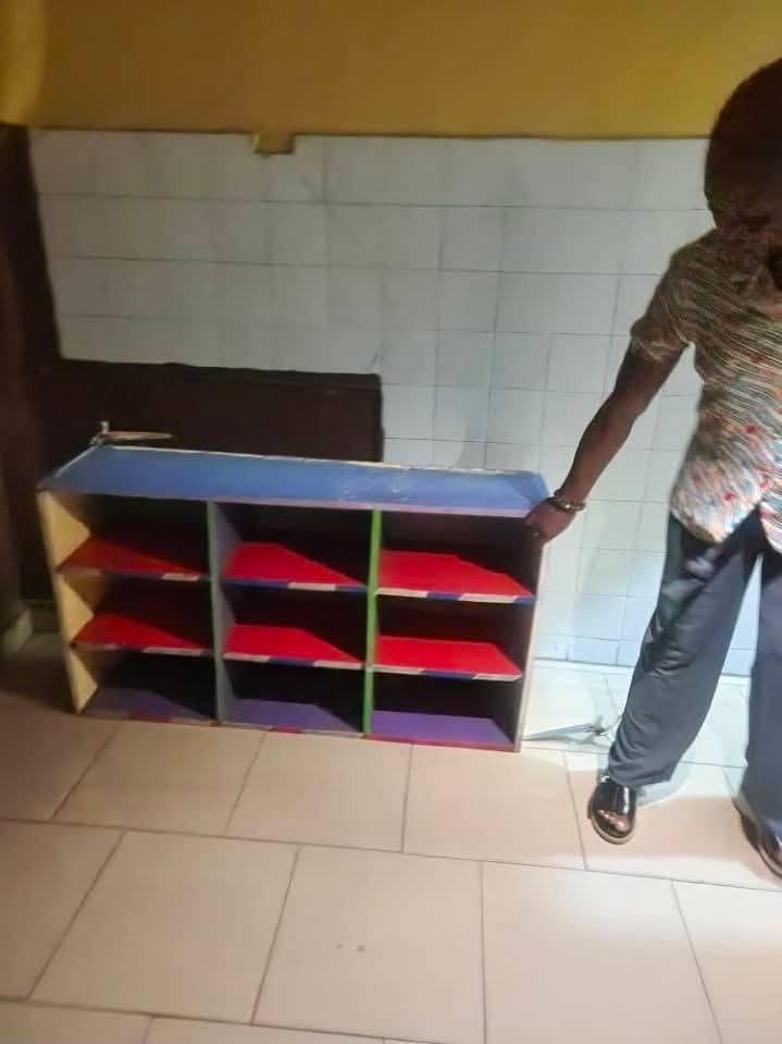 PH_Socials's tweet photo. Tears As Two Year Old Child Allegedly Dies In School, School Authorities Claim Books Fell On The Child And K!lled Her! 😭😭

Certified Courtist  Wrote:

WISDOM GATE SCHOOL SAGE:
How can a parent drop off a child in school, only to be called by the school that books fell on the child and k!lled the child.

Meanwhile, investigation has shown that it was not books that k!lled the child but an old collapsing bookshelf as a result of the negligence on the part of school and they were trying to cover it.

Take a listen👇🏽👇🏽

📹Certified Courtist| FB