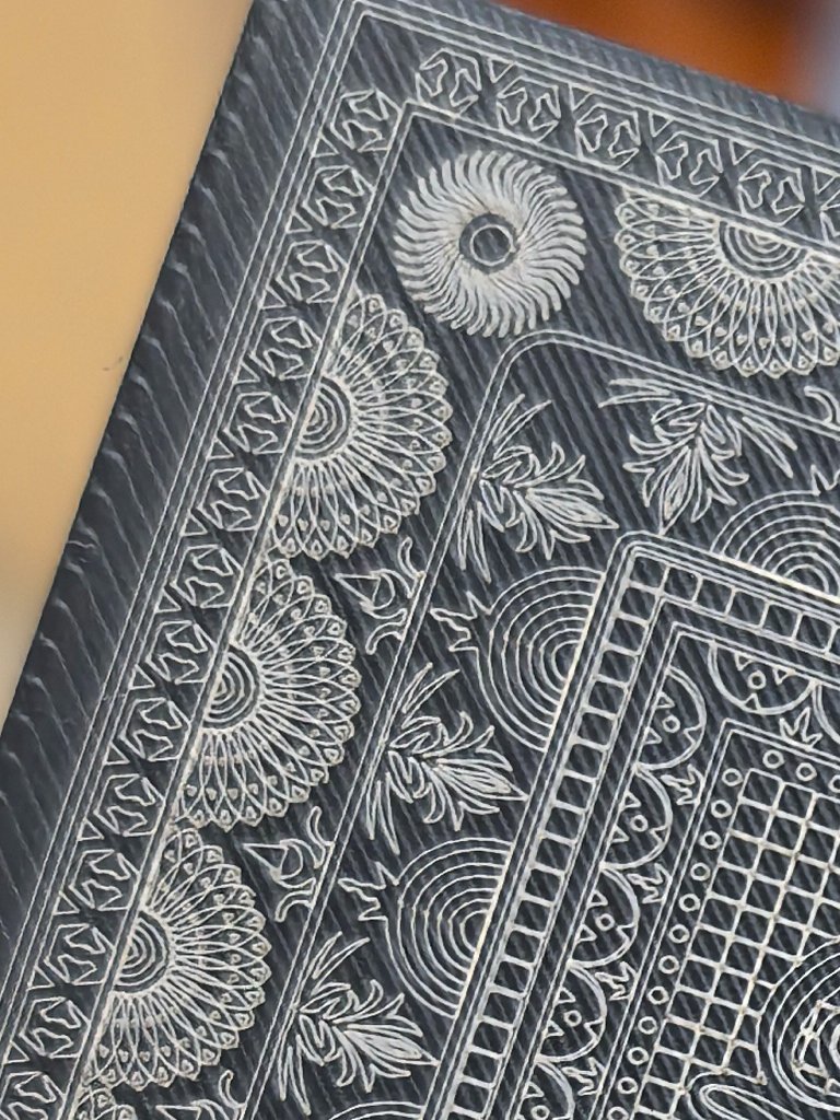 laserpeckerjp's tweet image. #JRRF に向けてLP4でテスト彫刻。
7.5×4.5cmのサイズ、かつこれほど密度の高いデザインを、わずか30秒で描き出しました。

#laserpecker
#レーザー彫刻