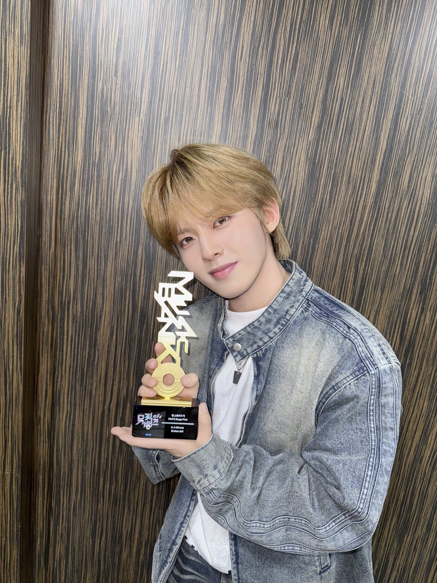 INAMINUTE_OFFI's tweet photo. 이 상은 이닝이꺼야!
고마워요💕☘️

#InAMinute #인어미닛 
#WhoDoYouLove_INeedYou 
#HYUNYEOP #현엽 https://t.co/HvhUP0vbmw