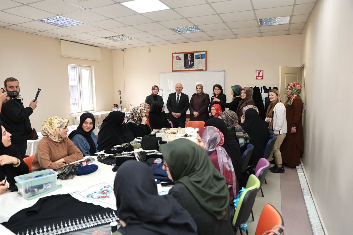 muzafferbiyik's tweet photo. Eşim Havva Hanım ile birlikte Sırasöğütler Mahallemizde, KİGEM kurslarımızda eğitim alan hanım kardeşlerimizi ve Çocuk Oyun Kulübümüzdeki miniklerimizi ziyaret ettik.

Azimleri, gayretleri ve üretkenlikleriyle örnek olan kursiyerlerimize başarılar diliyor; neşeleriyle yüzümüzü güldüren evlatlarımıza sağlık ve mutluluk temenni ediyorum.

📍Sırasöğütler Mahallesi