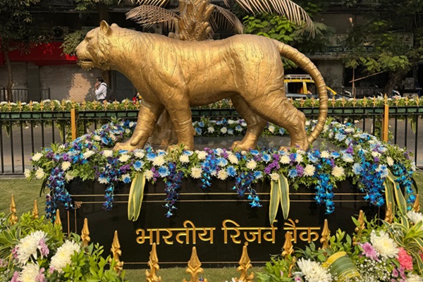 91basispoints's tweet image. RBI’s latest policy reads like a risk manual, not a growth roadmap. It clearly lays out how oil shocks and geopolitical stress can squeeze demand through the external account, financial conditions and corporate balance sheets. Yet its growth and inflation projections don’t fully