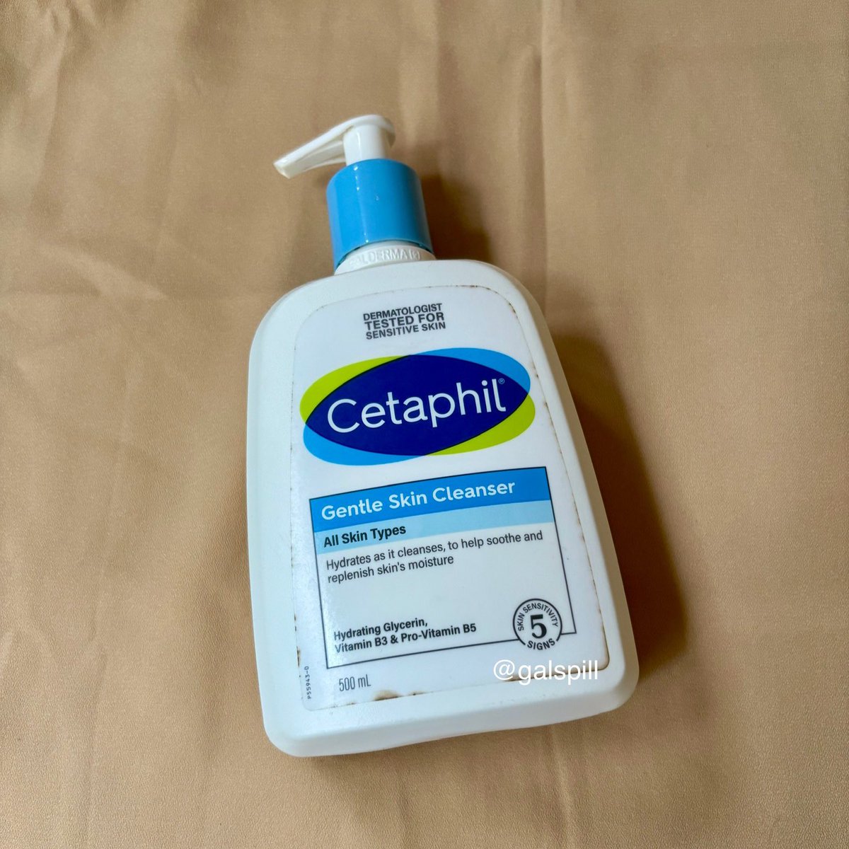 galspill's tweet photo. skin type: combi to oily
MY DAILY SKINCARE 🧏🏻‍♀️

(sesuai urutan pakai)
1. Facial wash - Cetaphil
gatau udah abis brp pcs 500ml😭 pake ini dari 2020an, waktu itu lagi jerawatan bgt. dia bkn tipe yg berbusa ya, ga bikin kering pas abis dibilas. awet bisa 6 bln
https://t.co/nBEMdVOscD https://t.co/1dtCdjRMLS