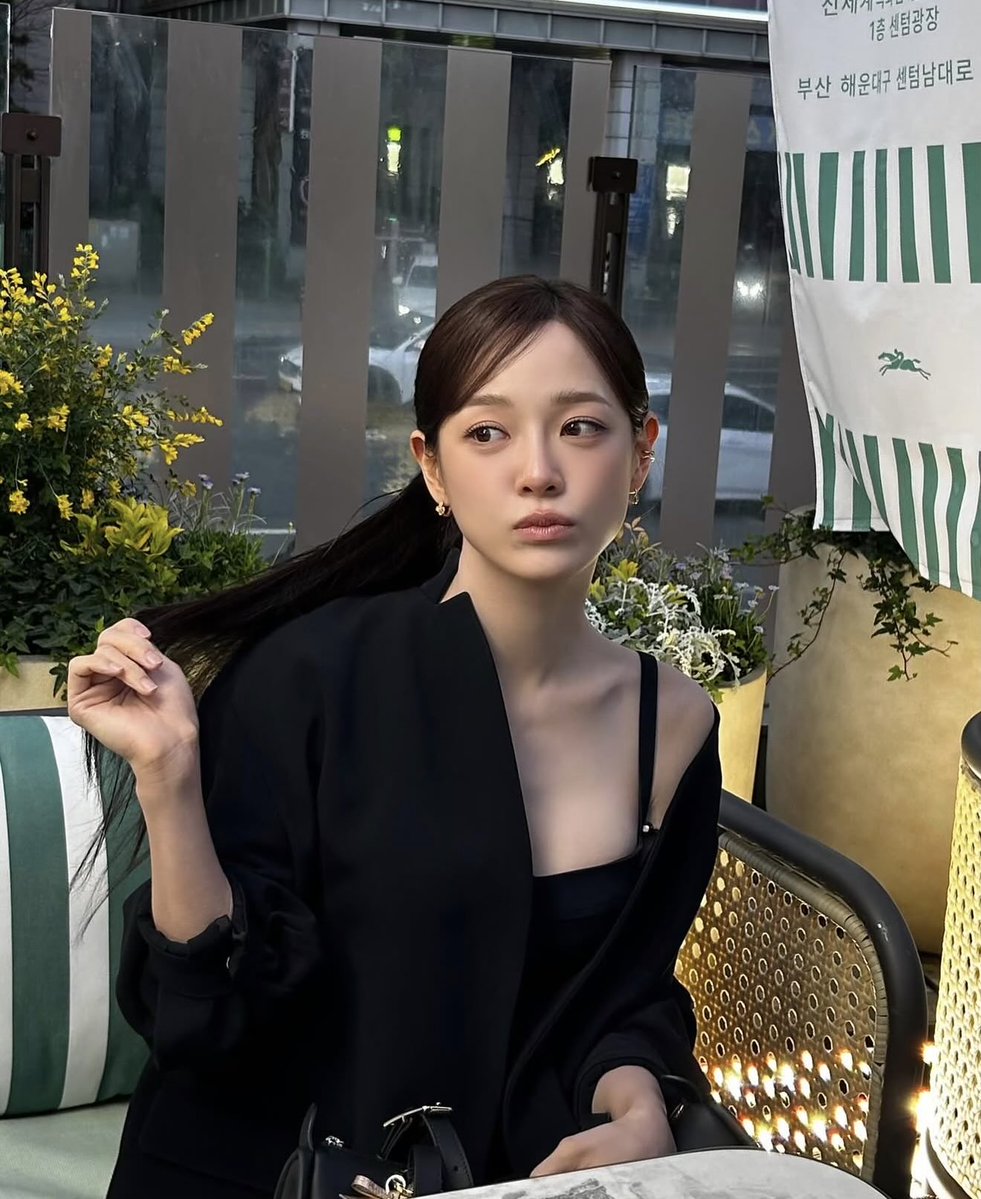 She sexy and she knows it! 🥵🥵
Can’t get over this look 😭😭

#kimsejeong #longchamp