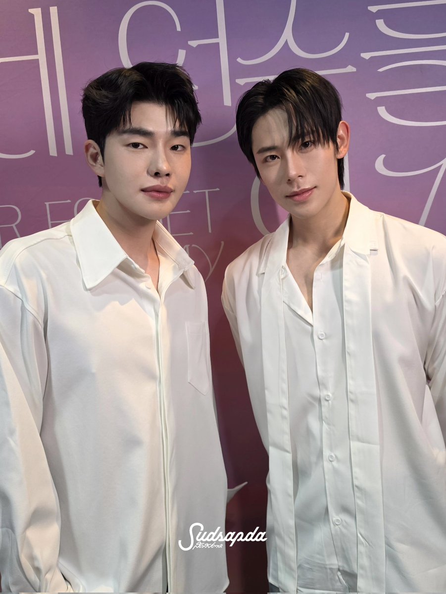 sudsapda's tweet image. #SudTalk เคมีที่ตามหา! พูดคุยกับ “จาอุน - จุนซู” จากซีรีส์ #NeverForgetYourEnemy ซีรีส์ BL สุดแซบจากเกาหลี ที่เล่าเรื่องราวของ คีฮานึล ชายหนุ่มผู้สูญเสียความทรงจำ แต่ศัตรูในวัยเด็กกลับปรากฏตัวตรงหน้าแล้วบอกว่า เขานี่แหละ คือแฟนของฮานึล!

🔗 instagram.com/reel/DW3WgoYBi…

#Jawoon #Junsu