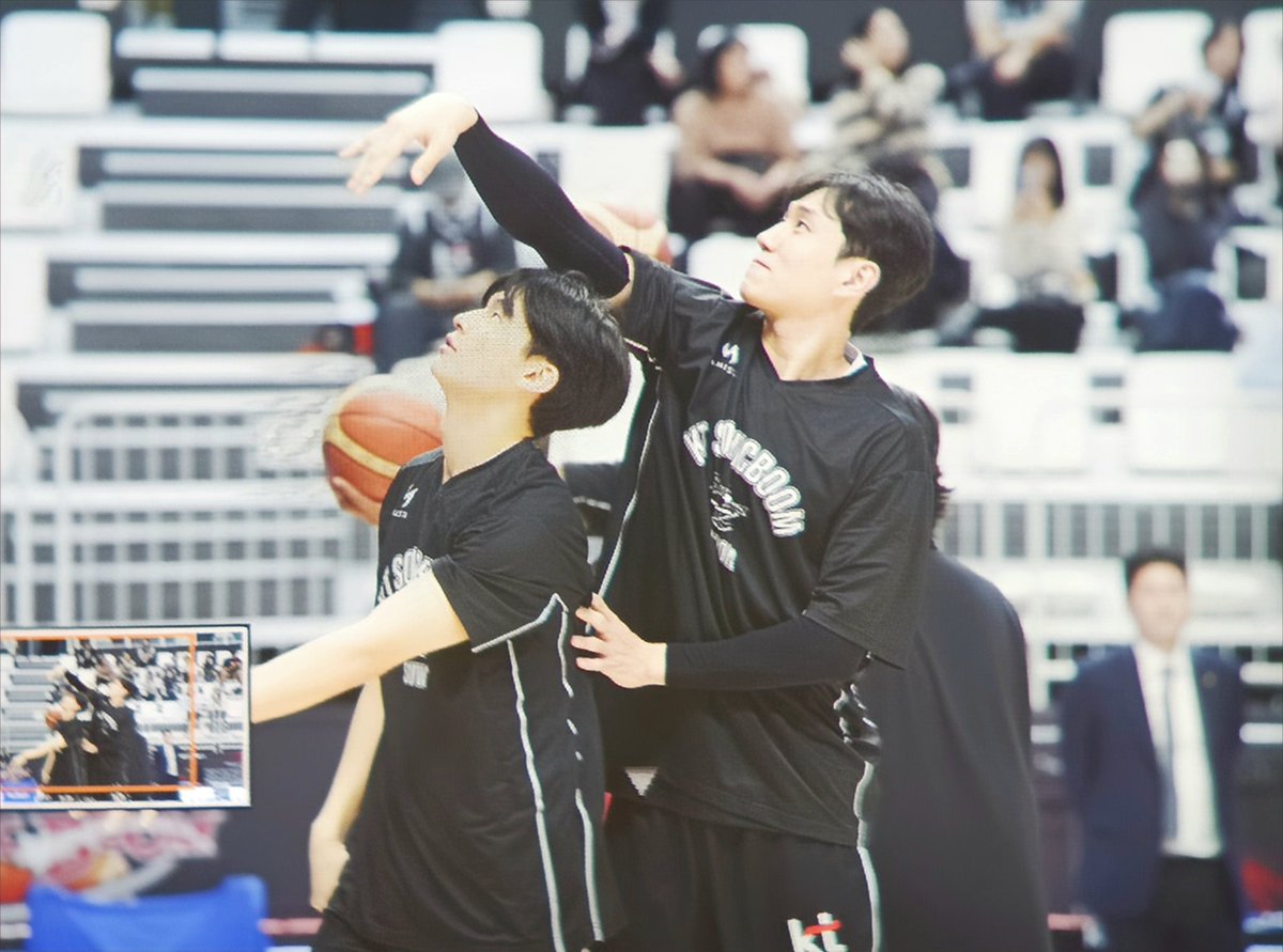 moonwalker__10's tweet photo. 막내 괴롭히는 초딩멈 https://t.co/XghqiKk0w2