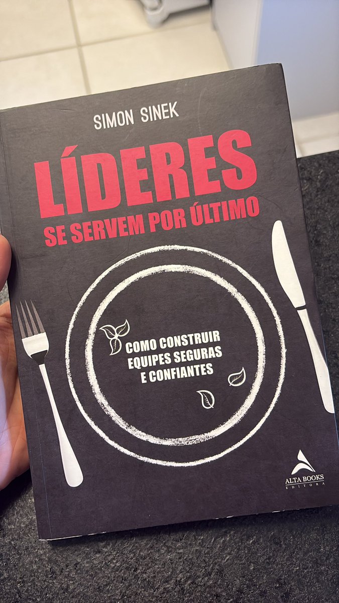 llivism's tweet photo. Mais um livro sensacional finalizado ✨👏🏻 https://t.co/4lRRzqVfMY