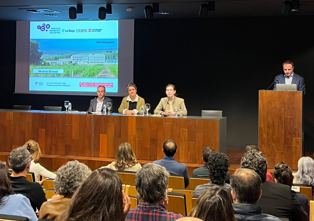 InterVinoEs's tweet photo. Hoy colaboramos con la @PT_Vino en la jornada “Del suelo a la copa: nuevas estrategias para gestionar el pH en viticultura y enología” que se está celebrando en el @icvv_rioja
Susana García, directora de #OIVE, ha recordado en la apertura institucional poniendo que es necesario el impulso de la I+D+i del sector y la colaboración entre los diferentes agentes como claves de futuro.🍷🔬