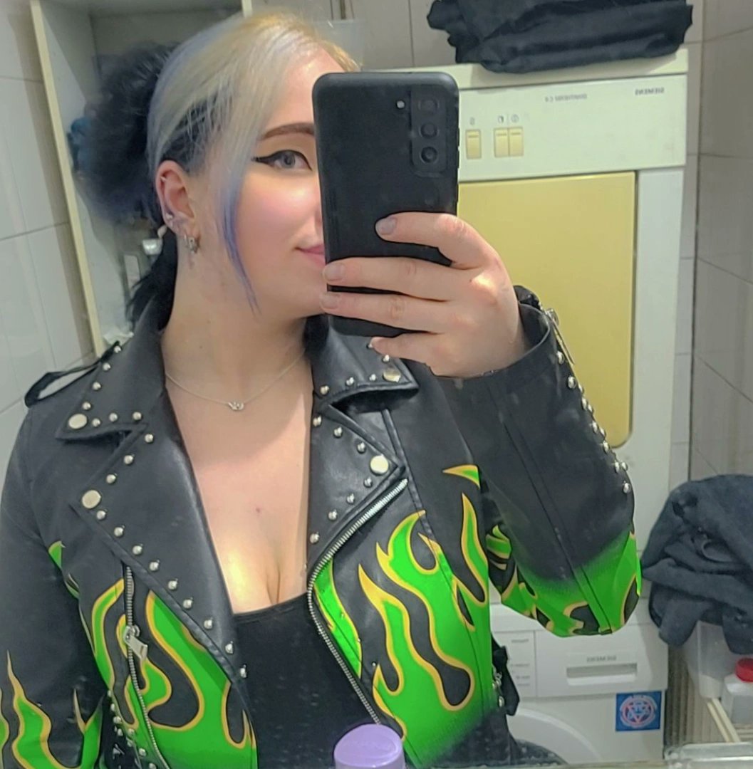 MeesteresK1999's tweet photo. Kijk deze zielige loser kijken 🤣
Het is mooi weer, ik ben vandaag thuis dus heb zin in online sessies!
Melden plicht dus 🧎‍♂️😈
#geldslaaf #findom #findomnl  #femdomnl #femdom #humanatm #whalesub #cashmeat #findombe #betaalvarken #paypignl #leather #leer #leatherpants #fur #beta https://t.co/g3f9KxbTdE