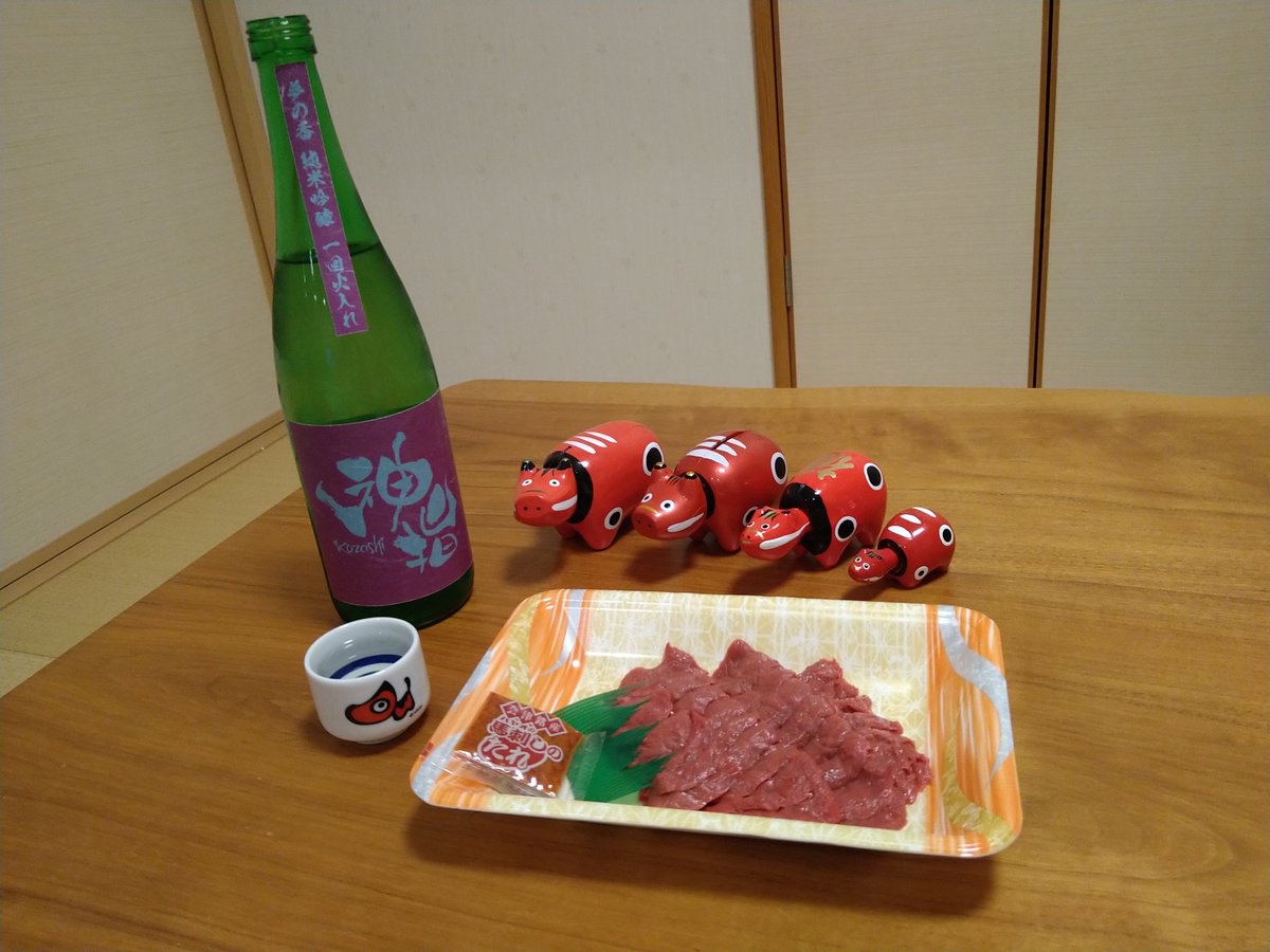 昨夜の晩酌🍶会津地酒・神指の夢の香純米吟醸一回火入れと酒の肴は会津坂下町の田部畜肉の国産馬刺し🐴部位はカタ　花春酒造の神指ブランドはフルーティーな吟醸香がありながらもしっかりと旨味のある酒でクオリティが高く美味い！少し歯ごたえのあるカタの部位の馬刺しも手頃でウマウマ！(^o^)
