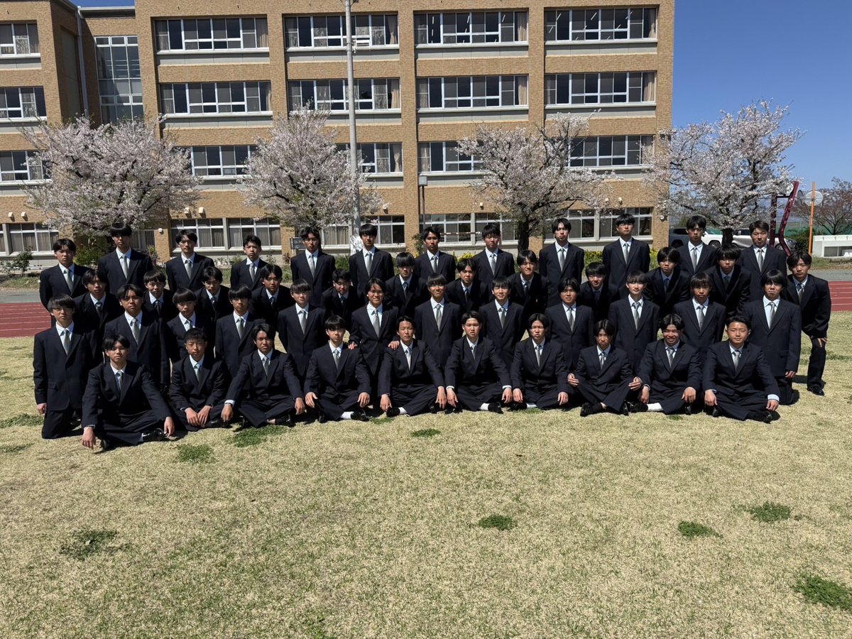 kyoaifc's tweet photo. 本日、2026年度入学式が行われました。
46名の新入生は良き仲間でありライバルです。3年間、切磋琢磨しながらチーム内の激しい競争を乗り越え、本気で『全国』を目指します。
今後とも、共愛学園サッカー部をよろしくお願いいたします。 https://t.co/UUugO0KwAa