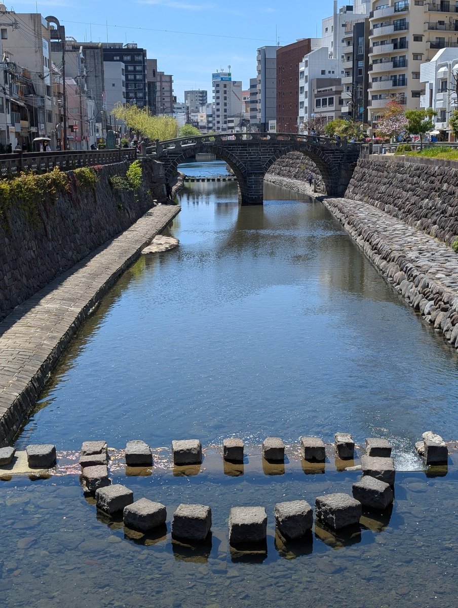 今日のめがね橋
60代後半〜70代。17歳で長崎を出たという関西弁の男性としばしお話する。
生まれ故郷を回る旅。めがね橋にはさほど思い出はなさそうでしたが、楽しそうに眺めている姿が印象的でした。