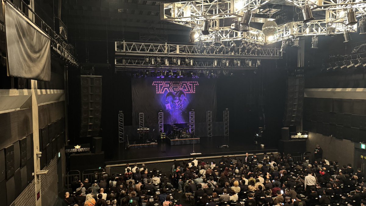 J7uXecoZRzUhtT3's tweet image. 本日の現場に潜入❗️😁
初の２階席🤘
席からはこんな感じ😊
いよいよだ‼️😆

#Treat
#ClubCitta’