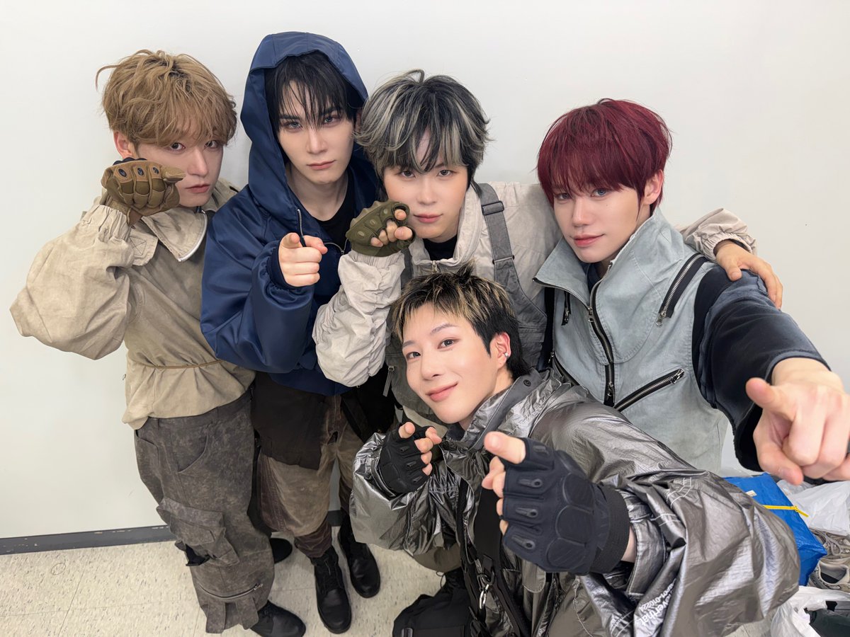 DGNT_Official's tweet image. [📷] MBC M &amp;lt;쇼!챔피언&amp;gt; 완료🩶

디그니티를 행복하게 하는 사람은 바로 티어!
티어 좋아~💖

#DIGNITY #디그니티 
#SLIPSHOT #POINT_BLANK